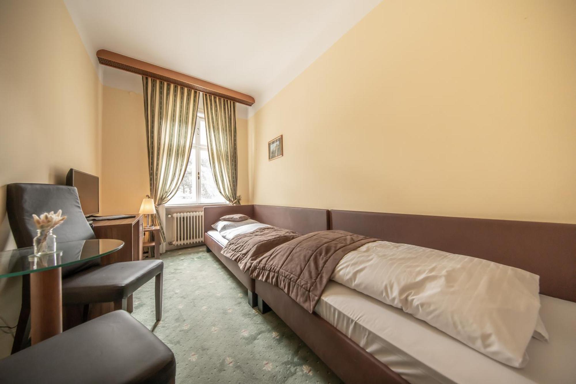 Hotel Bergwirt Schoenbrunn Відень Екстер'єр фото