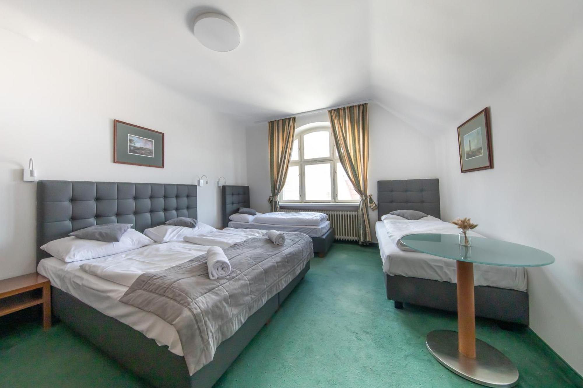 Hotel Bergwirt Schoenbrunn Відень Екстер'єр фото